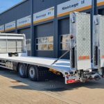 LKW mit Aufbau für den Transport von Arbeitsgeräten, Ansicht 2